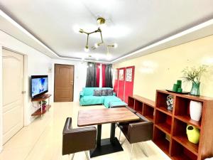 One Oasis Condo 2 Bedroom Free Pool & Wifi Beside SM City Mall