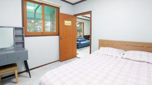 Taean Anmyeondo Lake and Sea Village Pension