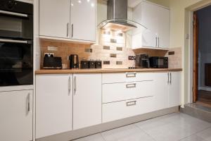 Modern & Spacious - Pool Table - Free Parking - Sleeps 10
