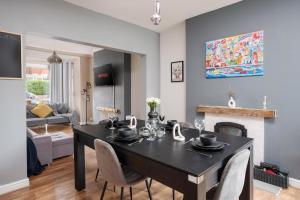 Vibrant & Spacious 3BR House, Near Manchester City & Salford Quays, Free Parking