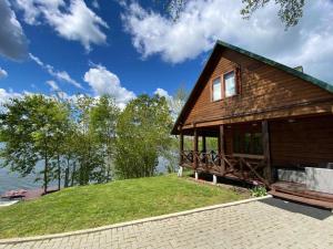 Pirtis su kubilu ant ežero kranto Birvarelax