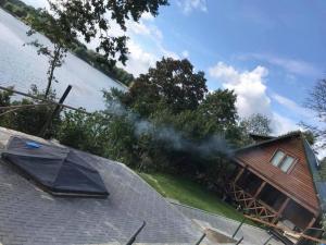 Pirtis su kubilu ant ežero kranto Birvarelax