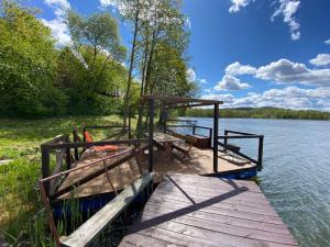 Pirtis su kubilu ant ežero kranto Birvarelax