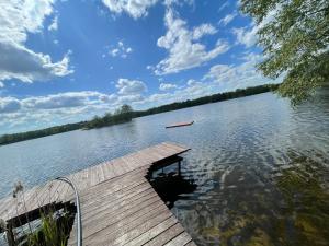 Pirtis su kubilu ant ežero kranto Birvarelax