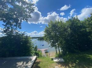 Pirtis su kubilu ant ežero kranto Birvarelax