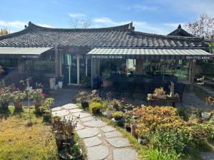 Gyeongju Stone Lantern Home Hanok Stay