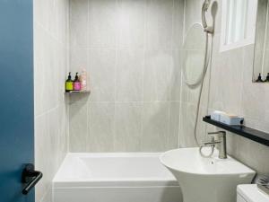 Iksan Dalgwa 7 Pence Pension with dogs