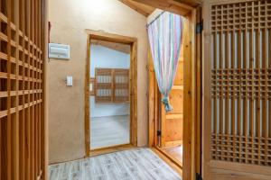 Yeongyang Daetigol Red Clay Room