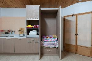 Yeongyang Daetigol Red Clay Room