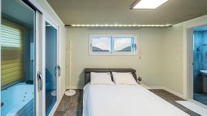 Geojedo Modern 239 Pension Spa, Netflix, Munhwanuri