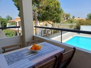 Amplio duplex en la playa con piscina - Almarda