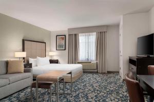 Queen Studio with Bath Tub - Mobility and Hearing Access/Non-Smoking  room in Homewood Suites by Hilton Cambridge-Arlington