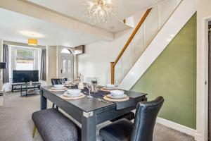 Large 3BDR House By Vista Stays Short Lets & Serviced Accommodation Glasgow With Pool Table & Free WiFi