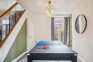 Large 3BDR House By Vista Stays Short Lets & Serviced Accommodation Glasgow With Pool Table & Free WiFi