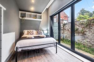 Large 3BDR House By Vista Stays Short Lets & Serviced Accommodation Glasgow With Pool Table & Free WiFi