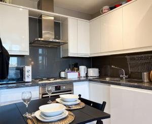 Stylish 2 Bed Apt in Watford - Monthly Stays