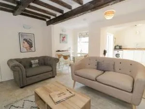 The Old Stables - Pet-Friendly Stay Near Ruthin Castle with Parking - Plâs-Llanrhydd