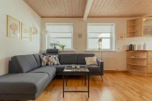 Lovely 2 BR Apartment - Parking - Quiet Street - Skálavík