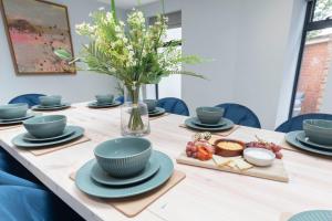 Elliot Oliver - Comfortable Five Bedroom Town Centre House With Garden & Garage