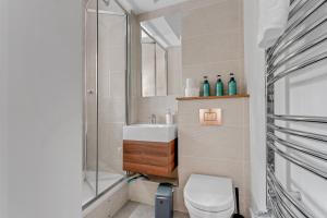 Central London in 20 Min! 1-Min Walk to Chiswick Park Tube, Free Snacks & Tassimo Comfort