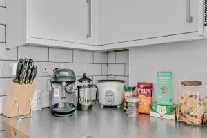 Central London in 20 Min! 1-Min Walk to Chiswick Park Tube, Free Snacks & Tassimo Comfort