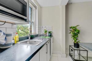 Central London in 20 Min! 1-Min Walk to Chiswick Park Tube, Free Snacks & Tassimo Comfort