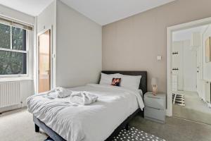 Central London in 20 Min! 1-Min Walk to Chiswick Park Tube, Free Snacks & Tassimo Comfort