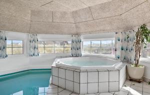 5 Bedroom Cozy Home In Ringkøbing