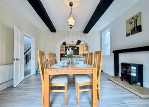 Spacious 6 Bedroom Home with Pool Table - Free Driveway Parking - 12 beds and 3 Bathrooms - Rustic Cottage Features