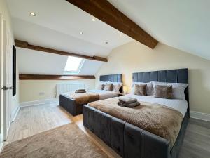 Spacious 6 Bedroom Home with Pool Table - Free Driveway Parking - 12 beds and 3 Bathrooms - Rustic Cottage Features