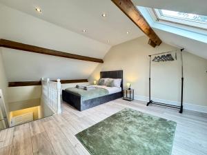 Spacious 6 Bedroom Home with Pool Table - Free Driveway Parking - 12 beds and 3 Bathrooms - Rustic Cottage Features