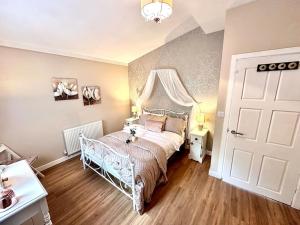 Exec 2 bed lodge in rural Wales with Cymru Holidays