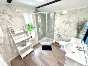 Exec 2 bed lodge in rural Wales with Cymru Holidays