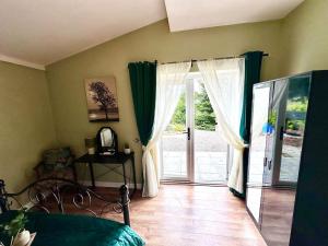 Exec 2 bed lodge in rural Wales with Cymru Holidays