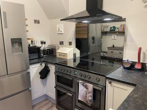 Seaside-Scarborough-WiFi-Parking-PetsOK-Sleeps-7 8