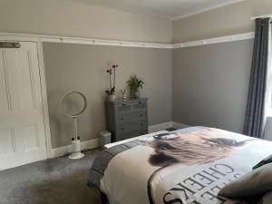 Seaside-Scarborough-WiFi-Parking-PetsOK-Sleeps-7 8