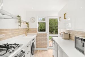 3 Bedroom House Short Term Rental & Flexible Renting Hornchurch With Free Wi-Fi, Free parking & Garden Sleeps 6!