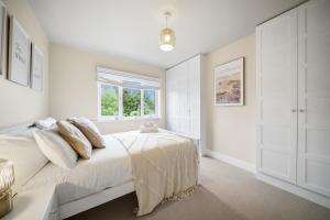 3 Bedroom House Short Term Rental & Flexible Renting Hornchurch With Free Wi-Fi, Free parking & Garden Sleeps 6!