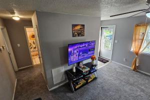 2BR Retreat sleeps 5 near ECU Stadium and Hospital