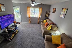 2BR Retreat sleeps 5 near ECU Stadium and Hospital
