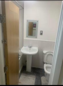 Budget,Cosy Double Bedroom - Shared Bathroom