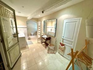 B&B / Chambres d'hotes La Bergerie Barbebelle - Piscine - Proche Tourtour - Gorges du Verdon - Lac de Sainte Croix : Suite Lit King-Size avec Balcon