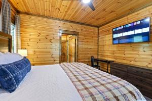 Walk2Town-Private Creek-Hot Tub-Treehouse-Firepit