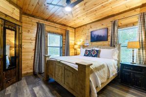 Walk2Town-Private Creek-Hot Tub-Treehouse-Firepit