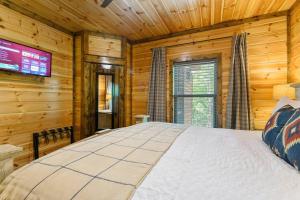 Walk2Town-Private Creek-Hot Tub-Treehouse-Firepit