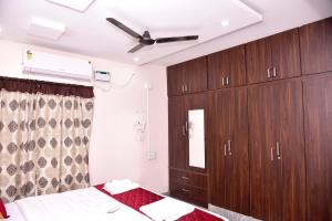 SHALOM RESIDENCE - 2BHK-AC Service Apartments, Premium amenities, Kitchen with Stovetop, WiFi