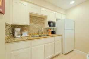 Tropical Retreat Coastal 1BR Getaway with Balcony 212