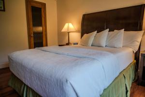Toucans Retreat Tranquil 1BR Condo with Patio 102