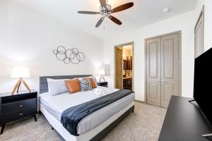 Sleek Energy Corridor King Bed Suite