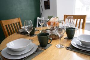 Stylish Swindon Town Centre Apartment, FREE parking, sleeps up to 3